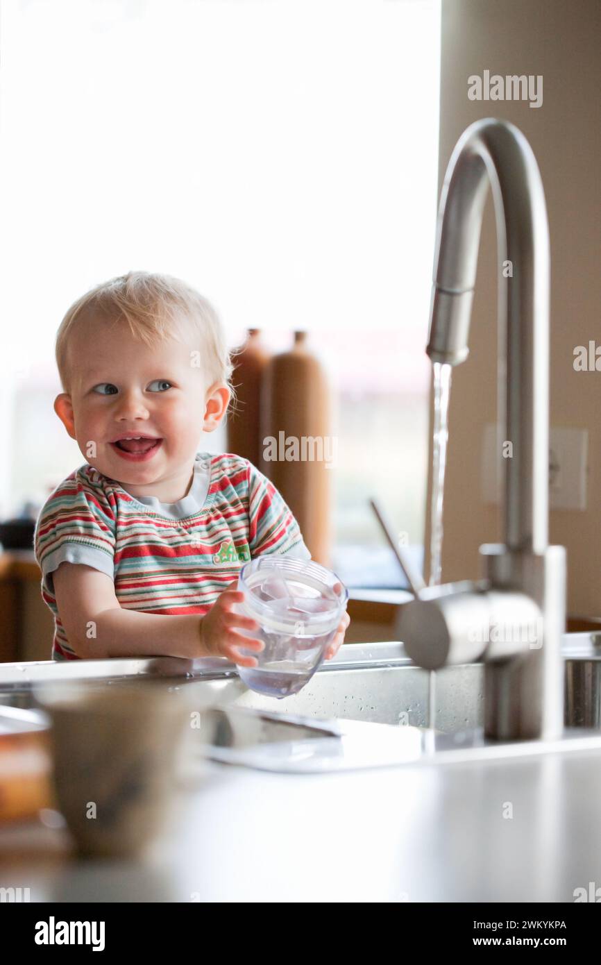 Kleinkind spielt in der Küche Stockfoto