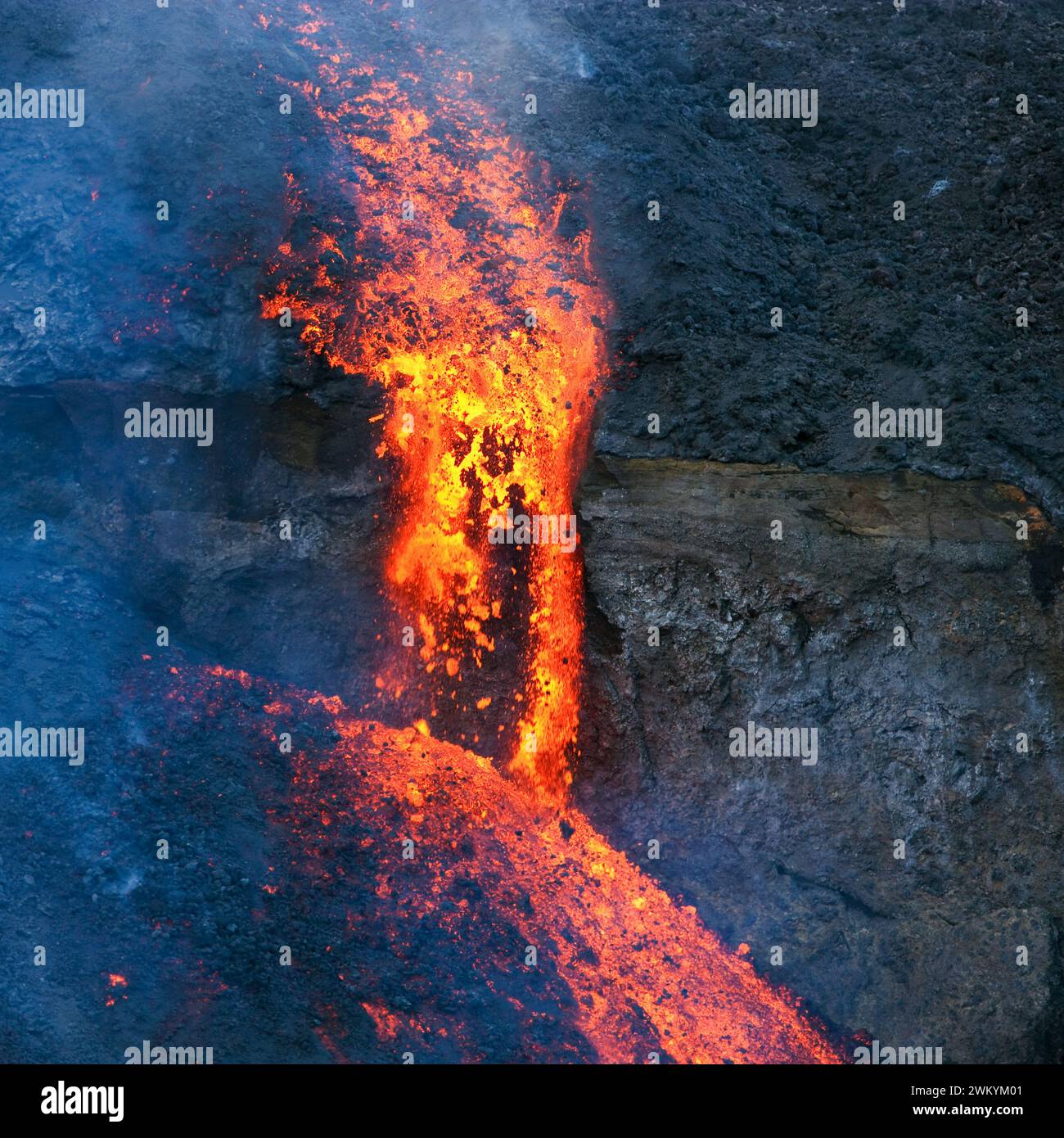 Lava, die einen Berg in Fimmvörðuháls in Island hinunterfließt Stockfoto