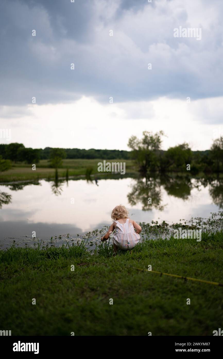 Little Girl Spielt Am Wasser Auf Der Oklahoma Farm Stockfoto