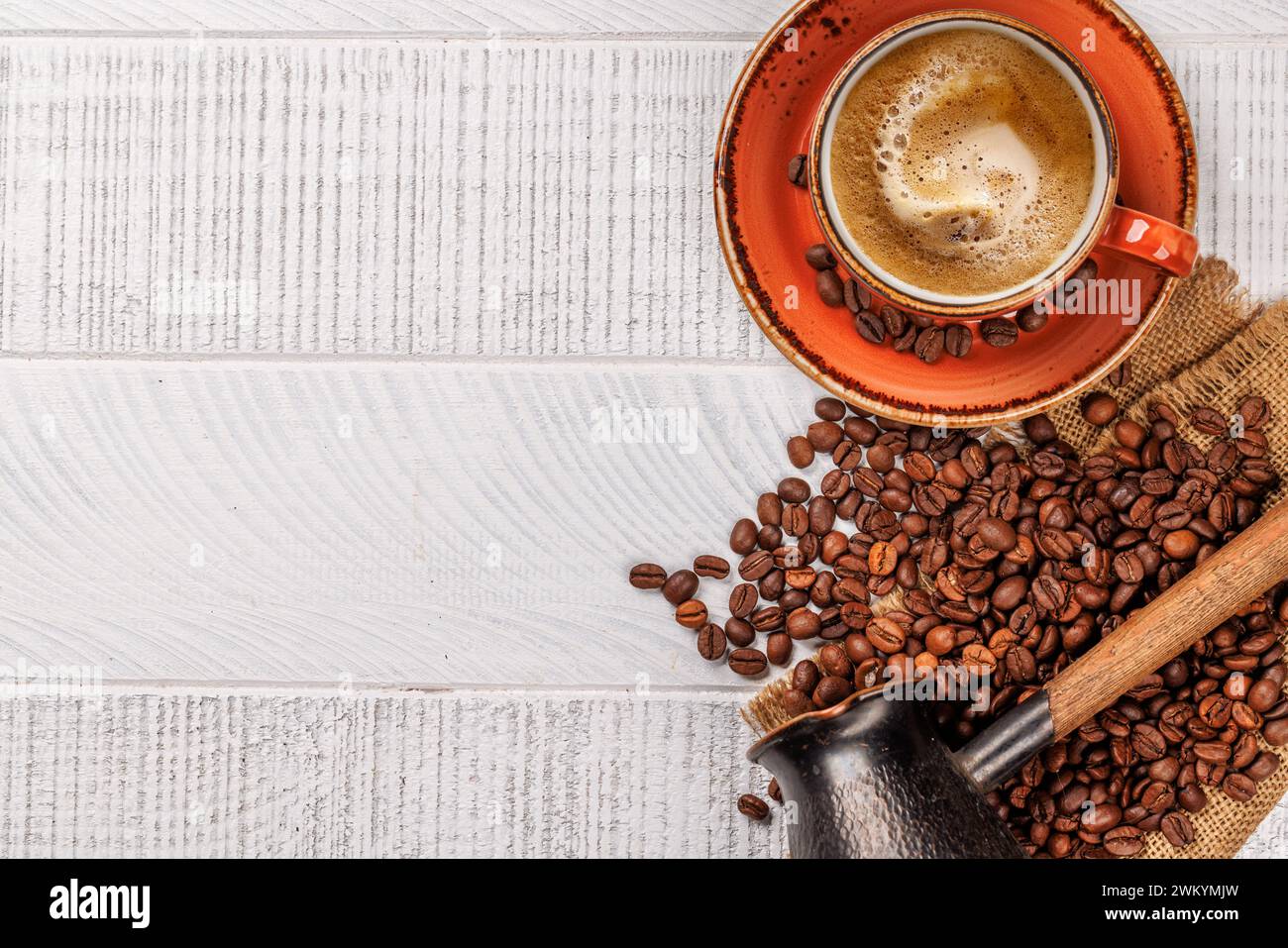 Geröstete Kaffeebohnen und verschiedene Espresso-Kaffeetassen. Flache Ladefläche mit Kopierraum Stockfoto