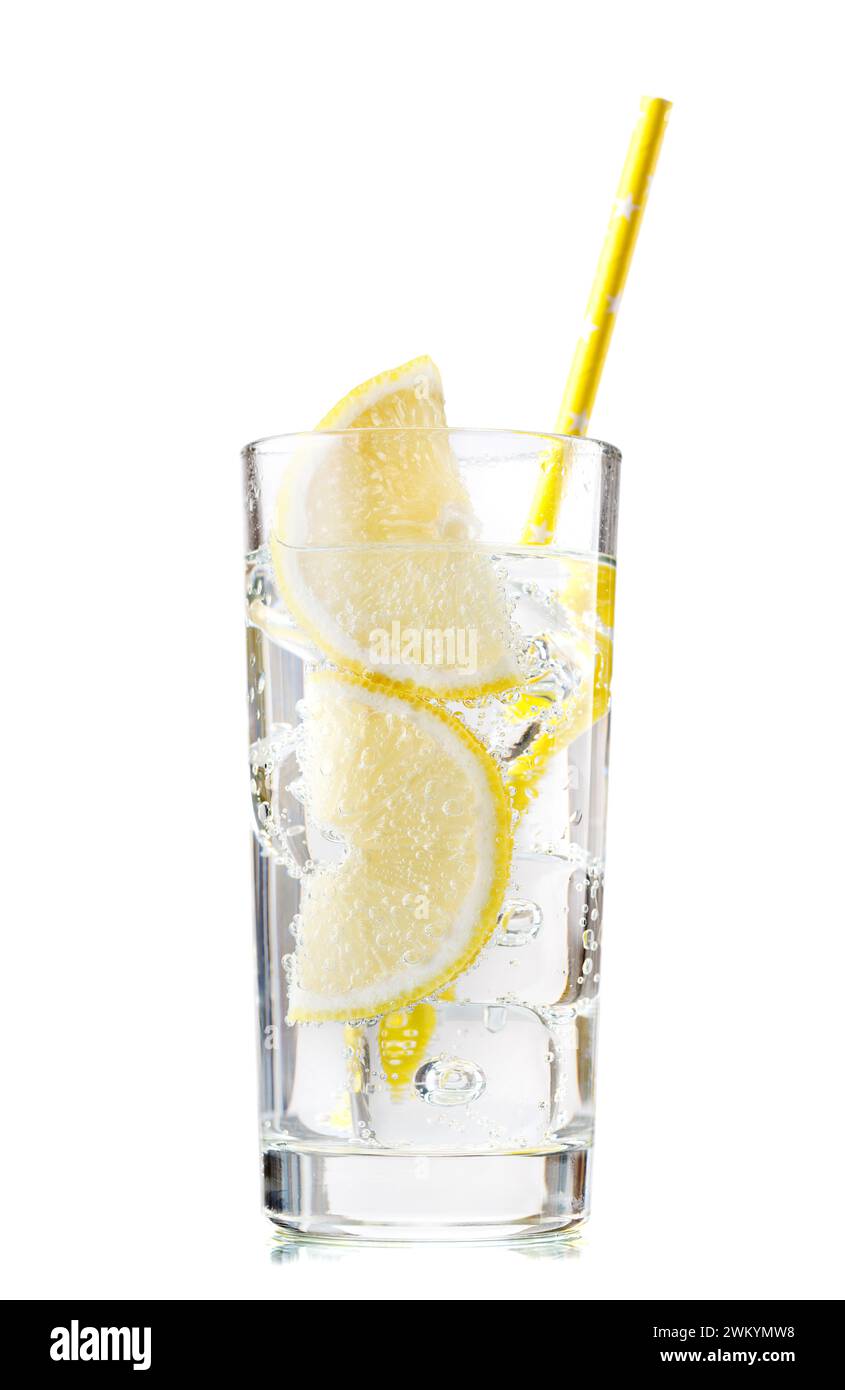 Gin Tonic Cocktail mit Eis im Glas isoliert auf weißem Hintergrund Stockfoto