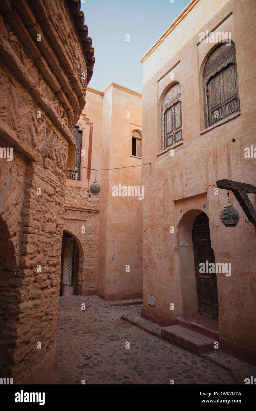 Ein altes afrikanisches Stadtzentrum im späten Nachmittagslicht. Stockfoto