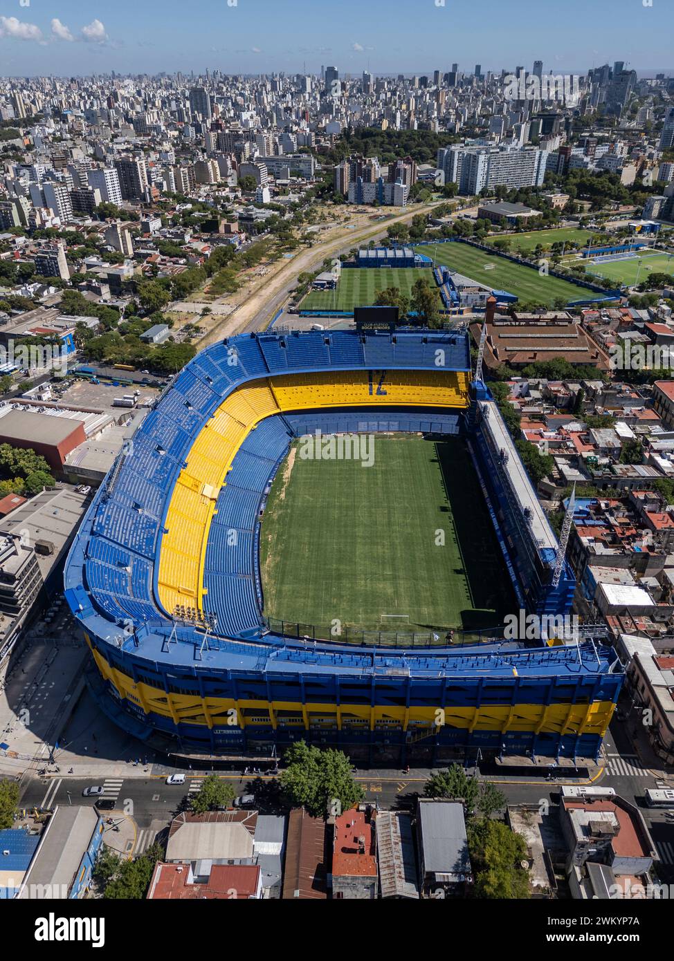 Wunderschöner Blick aus der Vogelperspektive auf das Fußballstadion La Bombonera für den Club Boca Juniors in La Boca, Buenos Aires, Argentinien Stockfoto