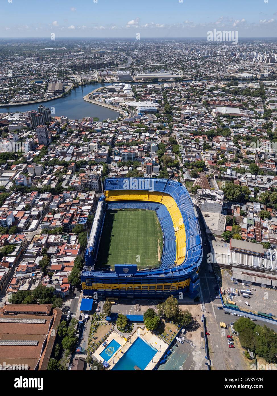 Wunderschöner Blick aus der Vogelperspektive auf das Fußballstadion La Bombonera für den Club Boca Juniors in La Boca, Buenos Aires, Argentinien Stockfoto