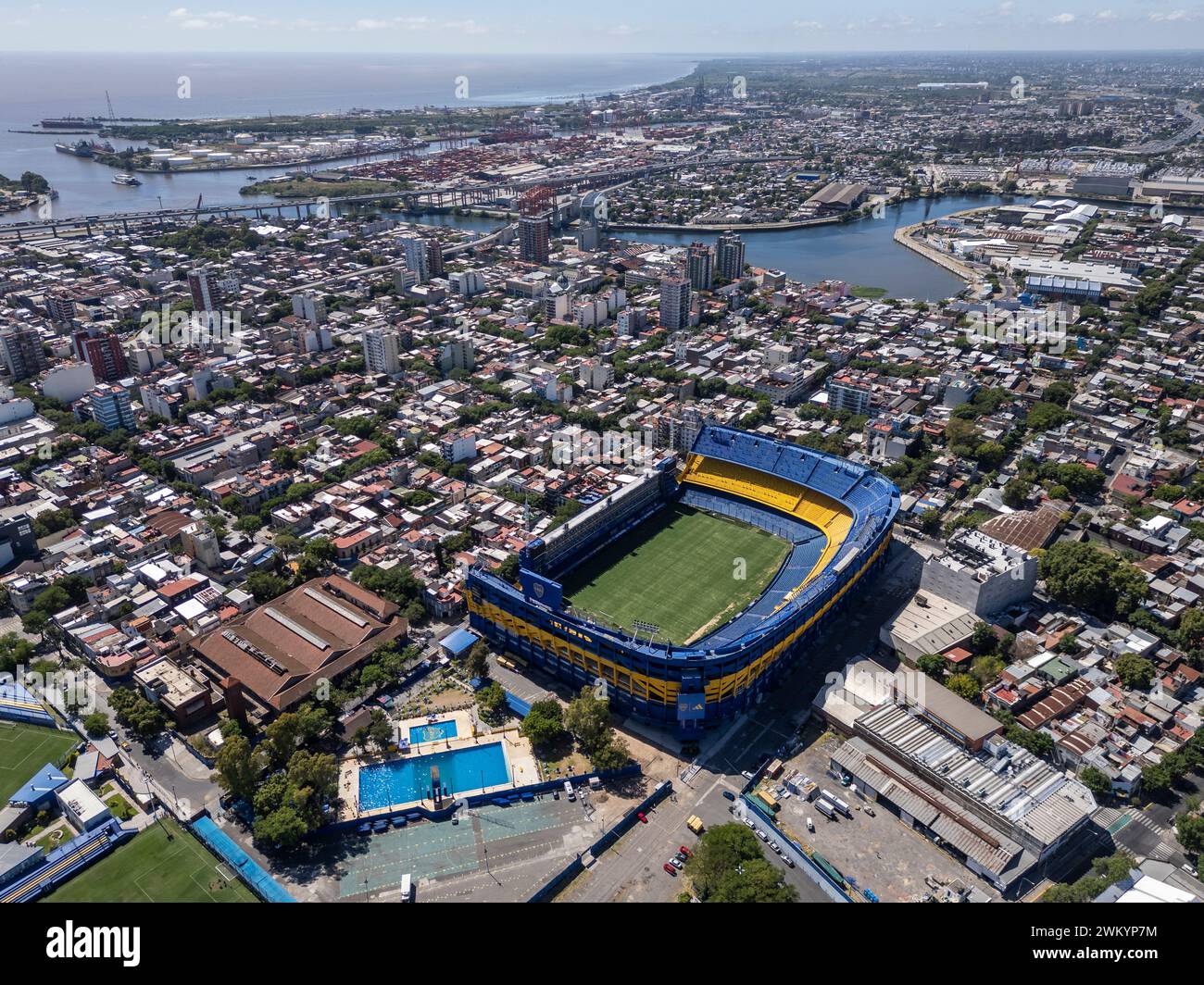Wunderschöner Blick aus der Vogelperspektive auf das Fußballstadion La Bombonera für den Club Boca Juniors in La Boca, Buenos Aires, Argentinien Stockfoto