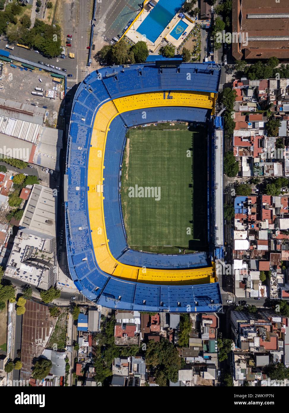 Wunderschöner Blick aus der Vogelperspektive auf das Fußballstadion La Bombonera für den Club Boca Juniors in La Boca, Buenos Aires, Argentinien Stockfoto