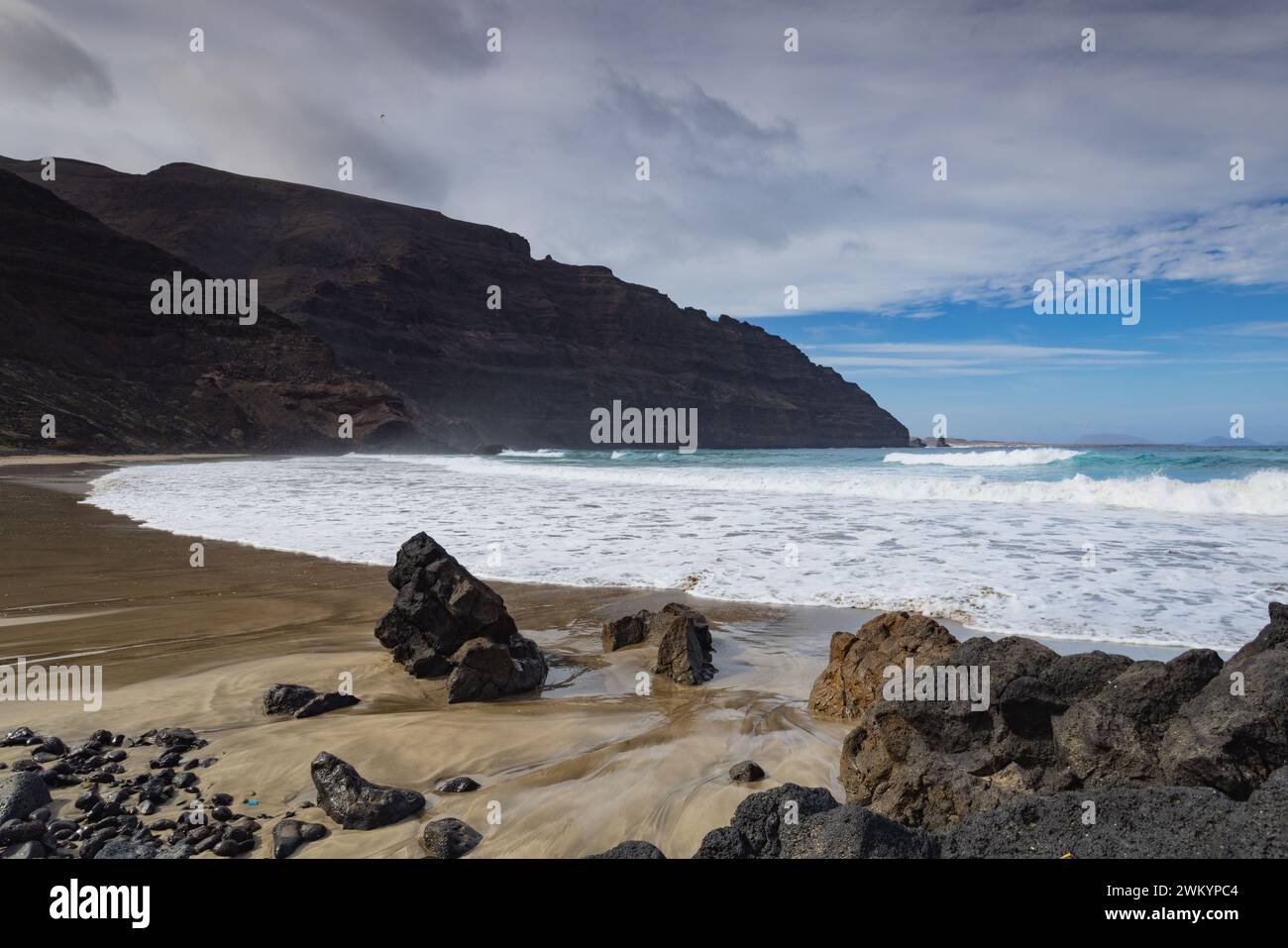 Atlantische Wellen nähern sich dem vulkanischen Ufer bei Orzola, Lanzarote Stockfoto