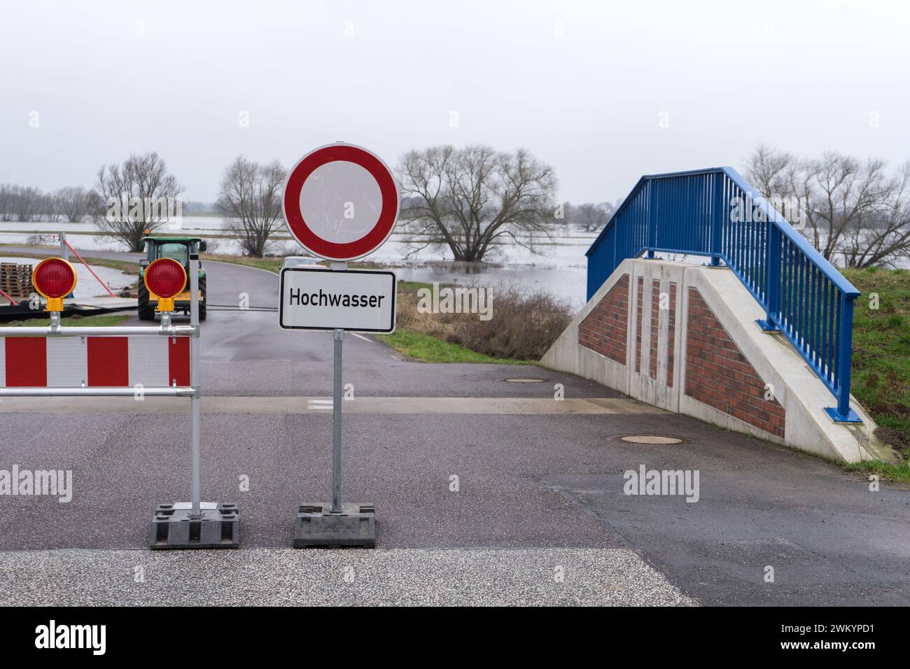 Überschwemmung der Elbe mit Deichschutz und Warnschild Stockfoto