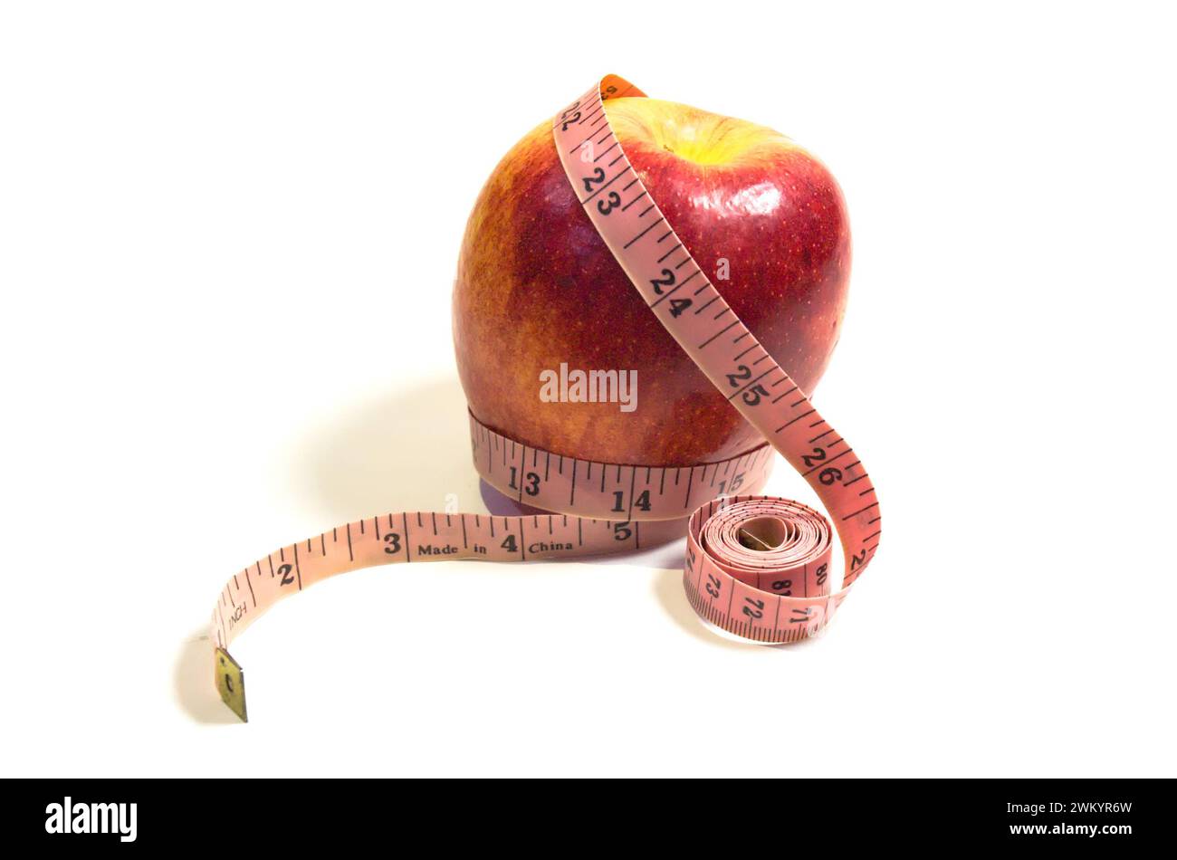 Roter Apfel mit Maßband. Das Symbol der gesunden Ernährung Stockfoto