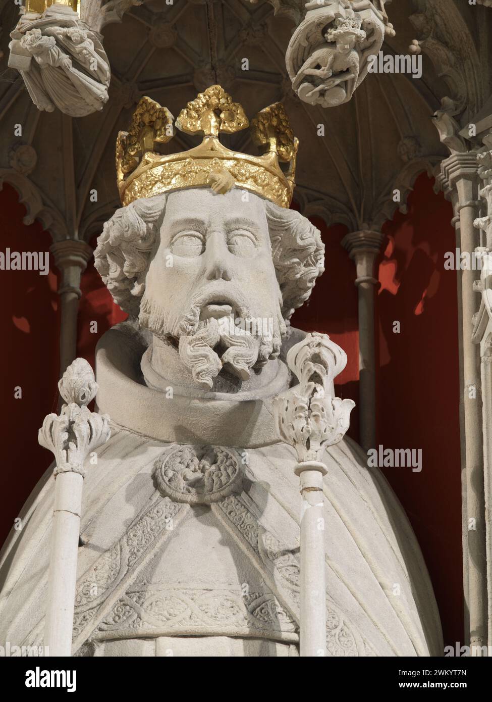 Statue des mittelalterlichen englischen Königs Heinrich III., auf der Leinwand im Münster (Kathedrale) in York, England. Stockfoto
