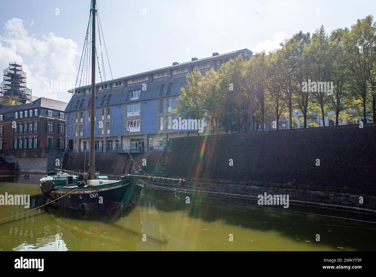 Altes Schiff auf den Grachten von Amsterdam Stockfoto