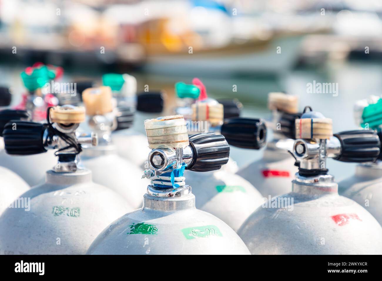 Tauchflaschen für den Einsatz in Marina Bandar Al Rowdha, Maskat, Oman. Nahaufnahme auf Samtbooten im Yachthafen im Hintergrund Stockfoto