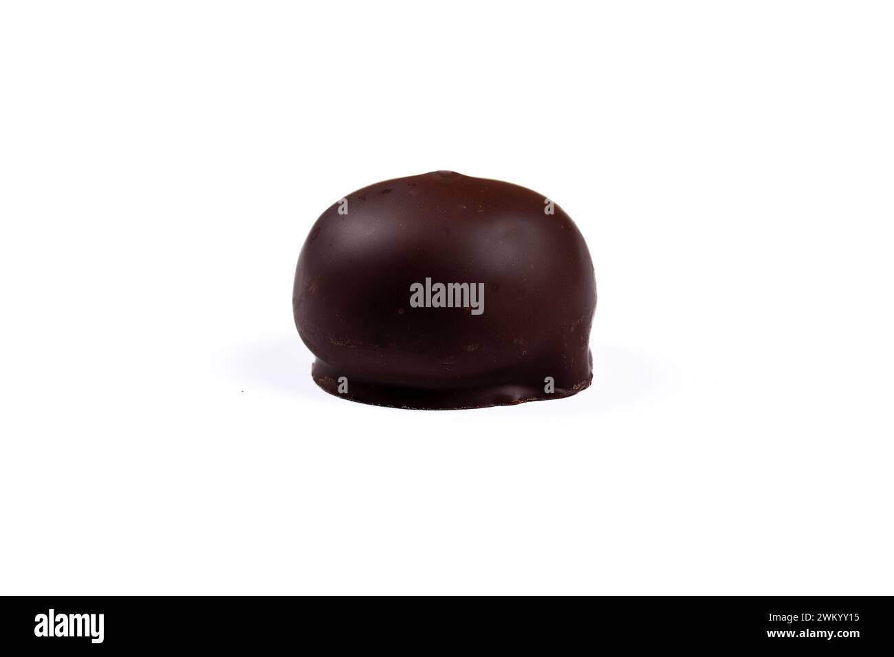 Eine Mozartkugel, übersetzt als „Mozartball“ auf Englisch, ist eine berühmte österreichische Süßwarenfabrik. Es ist eine kleine, runde Schokoladenpraline aus Pistazien-mar Stockfoto