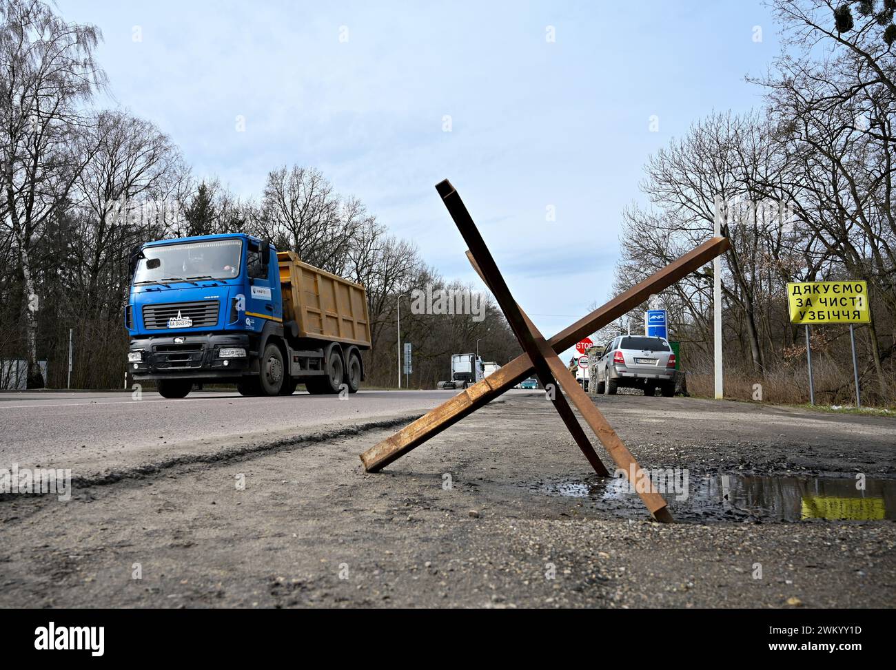 REGION LEMBERG, UKRAINE - 22. FEBRUAR 2024 - am Übergang von Shehyni wird ein Panzerabwehrhindernis, auch bekannt als tschechischer Igel, gesehen, während ukrainische Träger gegen die Blockade der Grenze zwischen der Ukraine und Polen, Region Lemberg, Westukraine streiken. Stockfoto