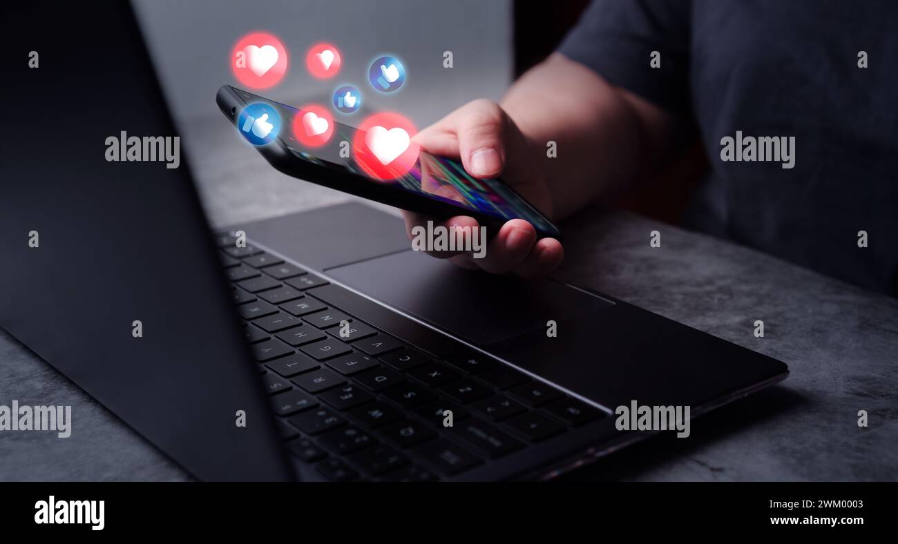 Frauen nutzen soziale Medien auf dem Smartphone, während sie eine Pause von der Arbeit machen. Marketing-Online-Konzept. Technologienetzwerk. Stockfoto