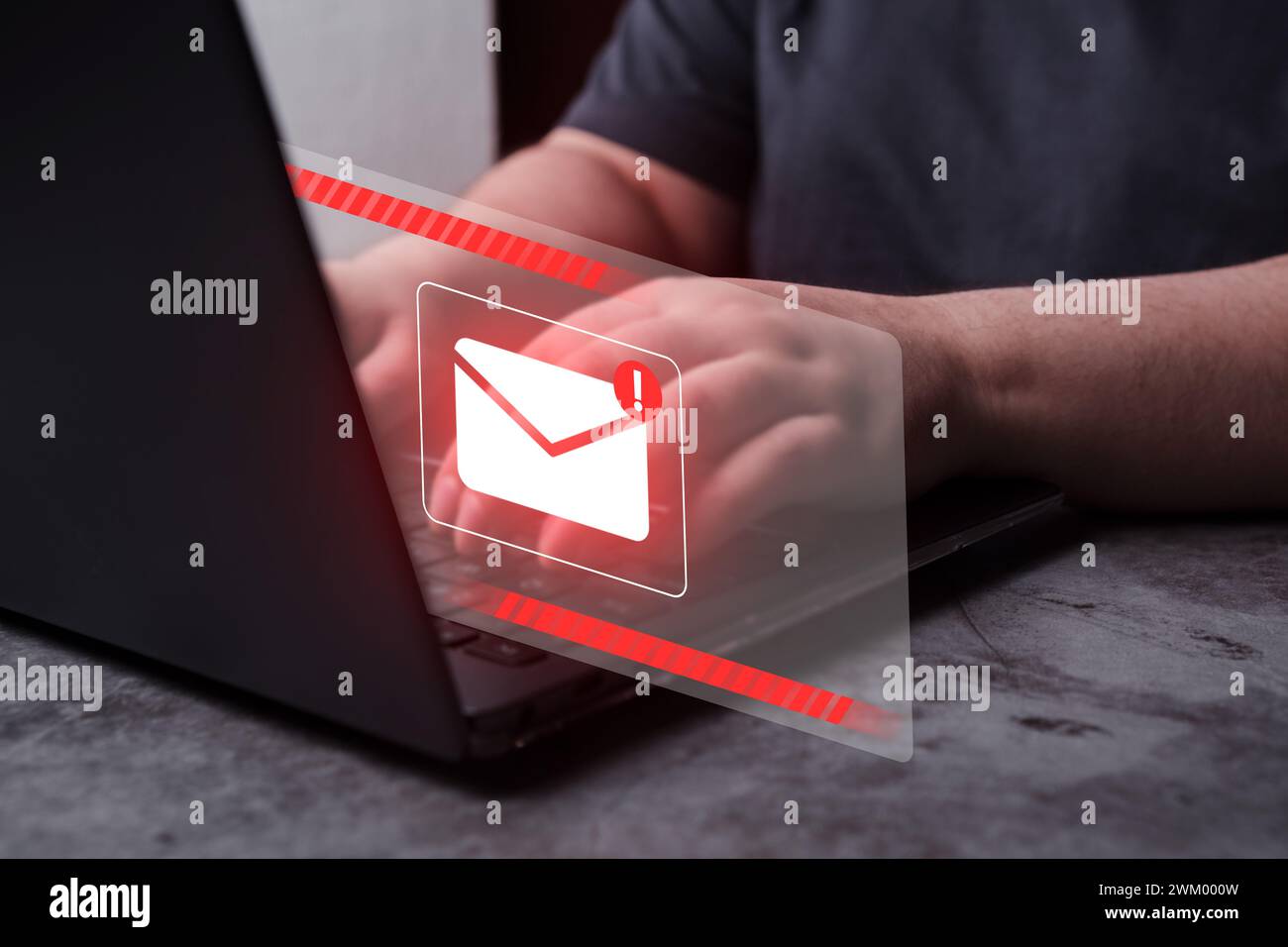 Frau benutzen Laptop mit Hologramm Schnittstelle Benachrichtigung Warnung vor Spam Virus. Schutz vor Internetgefahren. Junk- und Müllpost. Stockfoto