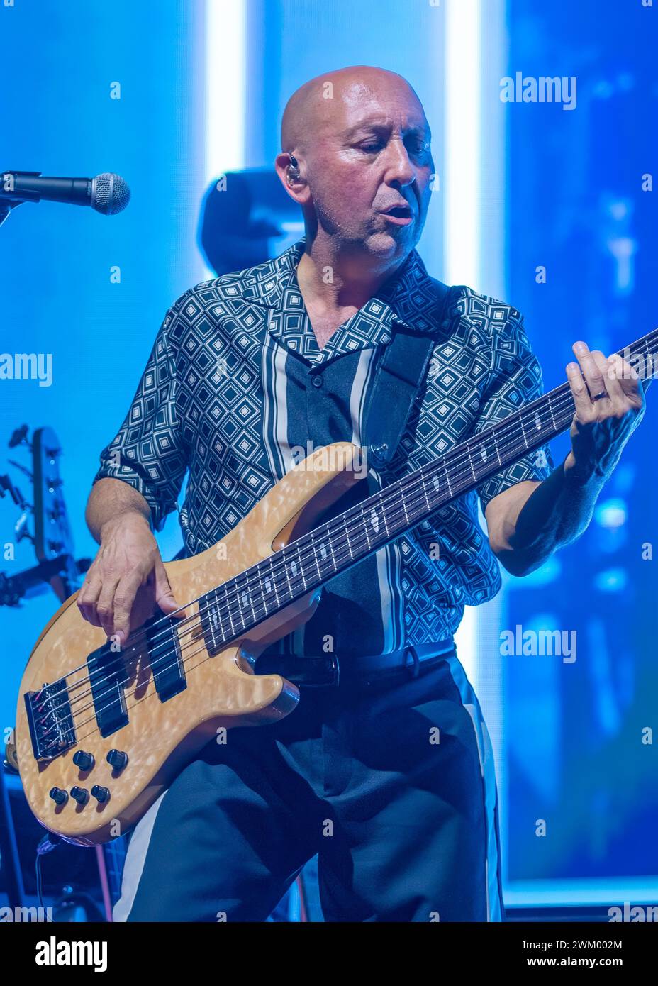 22. Februar 2024, Motorpoint Arena, Nottingham, Großbritannien. Veranstaltung: Rick Astley unterstützt von Belinda Carlisle. Bildunterschrift: Bassist Bild: Mark Dunn / Alamy Live News (Unterhaltung) Stockfoto