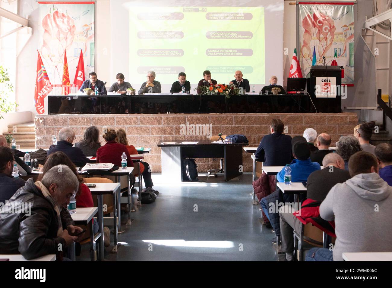 Foto Andrea Alfano/LaPresse 23 Febbraio 2024, Torino, Italia - Cronaca - Turin, incontro "L'industria non &#xe8; finita. Torino e la giusta transizione tra inclusione, qualit&#xe0; del lavoro, sostenibilit&#xe0;: una storia possibile“ presso la sede della CGIL. - Nella foto: UN momento dell'evento. Februar 2024, Turin, Italien - Nachrichten - Turin, Meeting &#x201c;L'industria non &#xe8; finita. Torino e la giusta transizione tra inclusione, qualit&#xe0; del lavoro, sostenibilit&#xe0;: una storia possibile“ im CGIL-Hauptsitz. - Auf dem Bild: Ein Moment des Ereignisses. Stockfoto