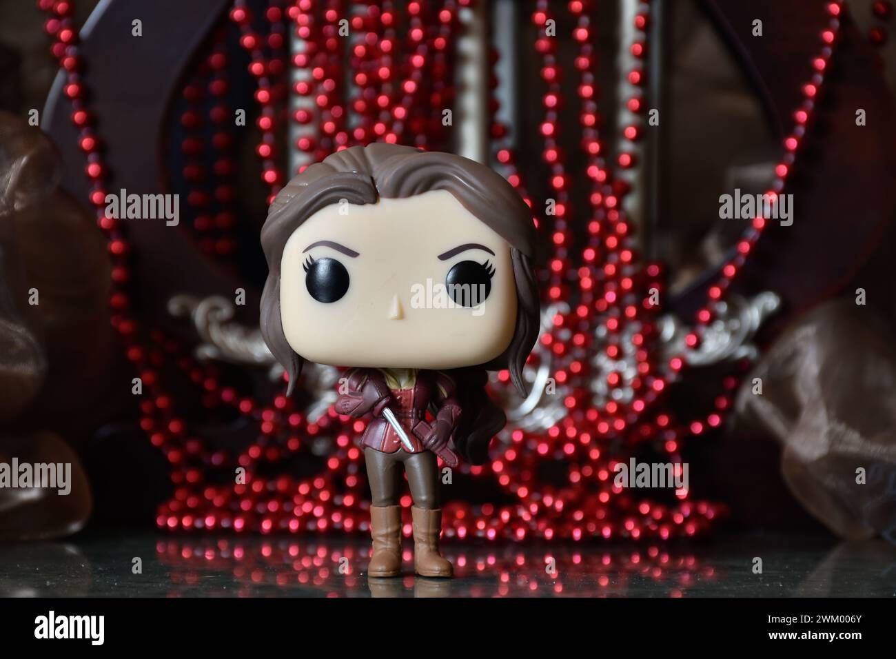 Funko Pop Actionfigur von Belle aus der beliebten tv-Serie Once Upon a Time. Schatz, Schmuck, rote Halskette, Höhle, dunkler Palast. Stockfoto