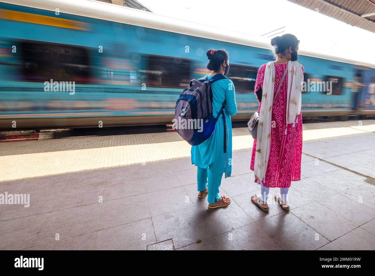 Zwei indische Frauen warten auf einen Zug auf einem Bahnsteig in Orissa, Indien Stockfoto