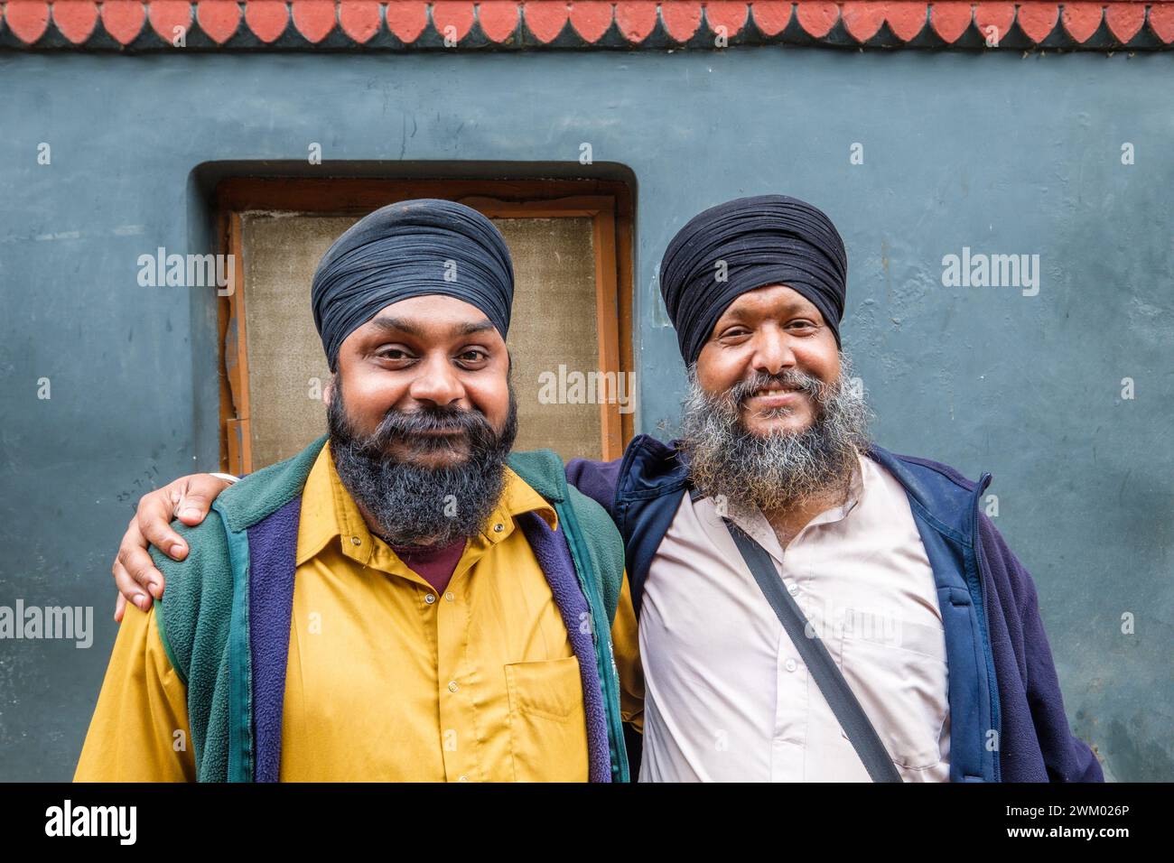 Zwei indische Sikh-Herren posieren für ein Foto in Varanasi, Indien Stockfoto