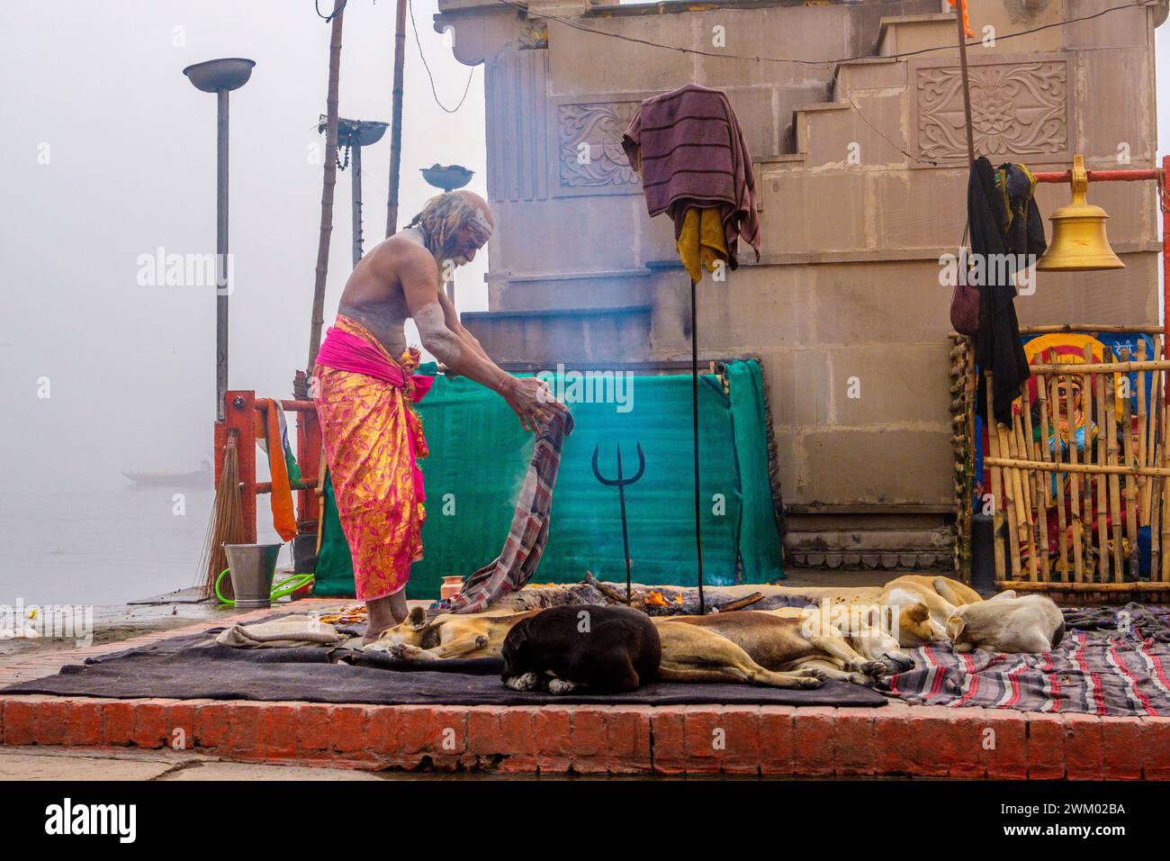 Ein indischer Sadhu / heiliger Mann in der Stadt Varanasi, Indien Stockfoto