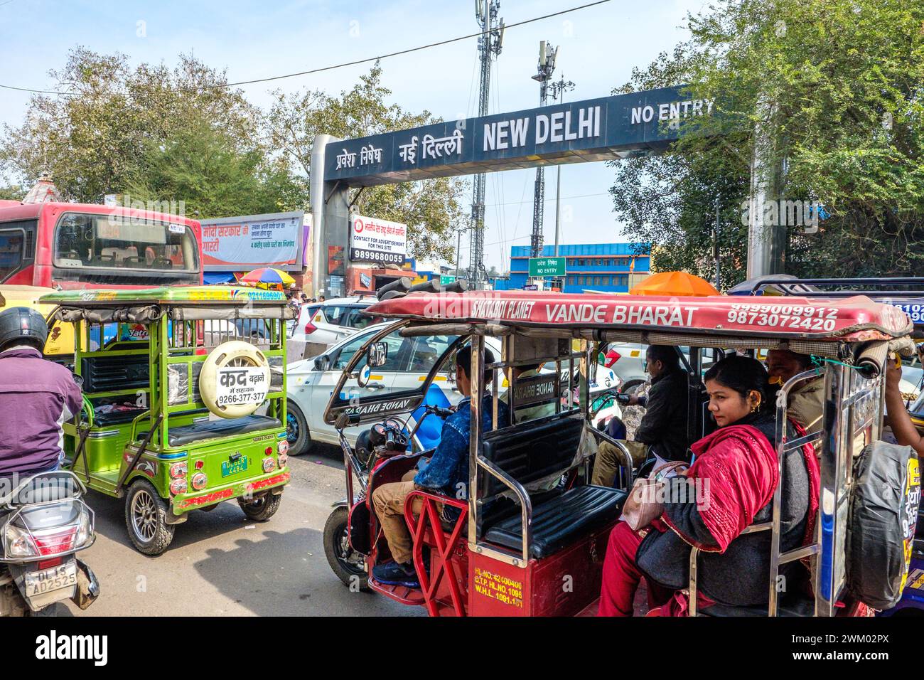 Viel Verkehr vor dem Eingang zum Bahnhof Neu Delhi, Indien Stockfoto