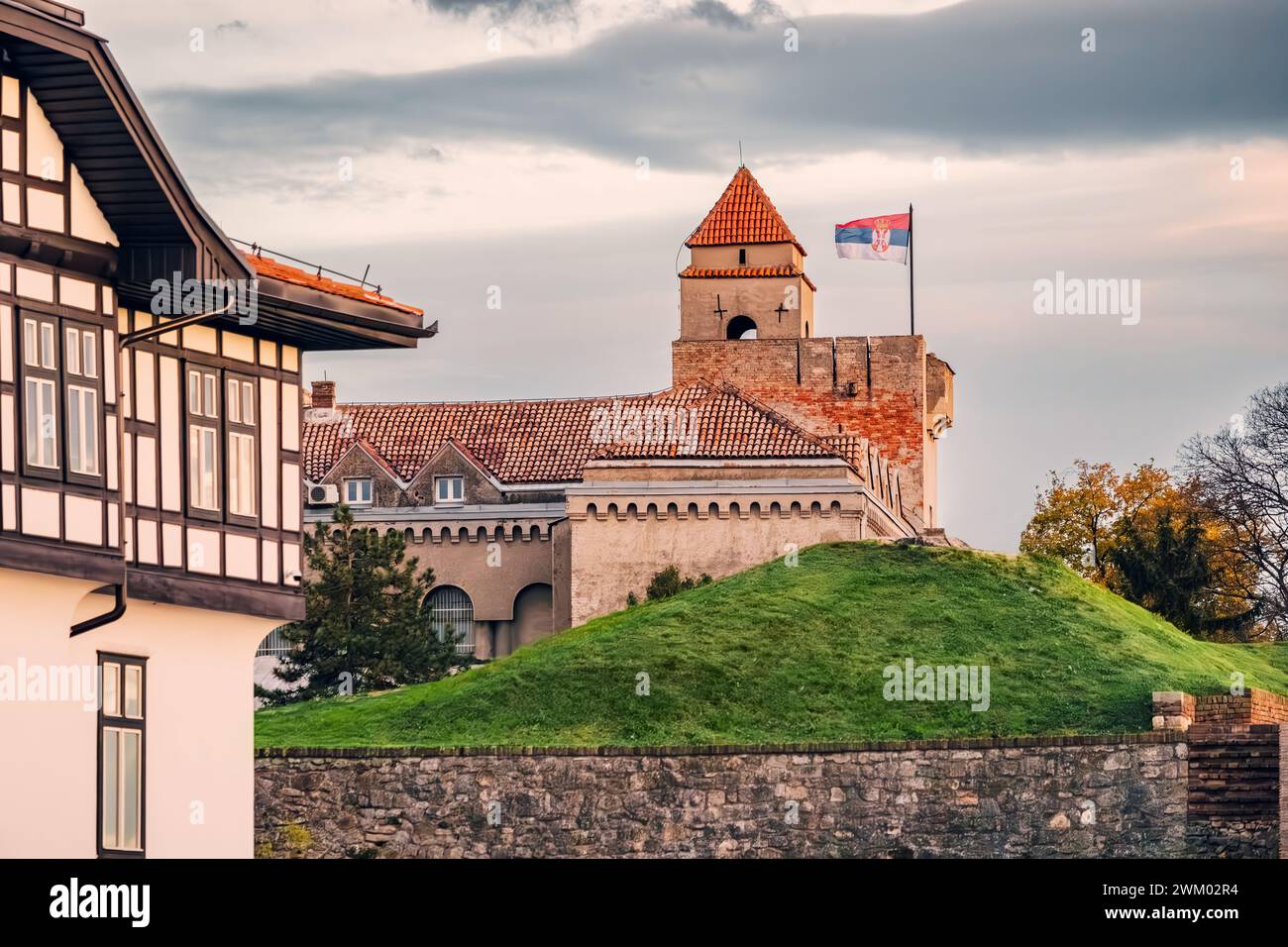 Die majestätische Festung von Belgrad, durchdrungen von jahrhundertelanger Geschichte und architektonischer Pracht, ist ein beeindruckendes Symbol für Serbiens Vergangenheit und Gegenwart Stockfoto
