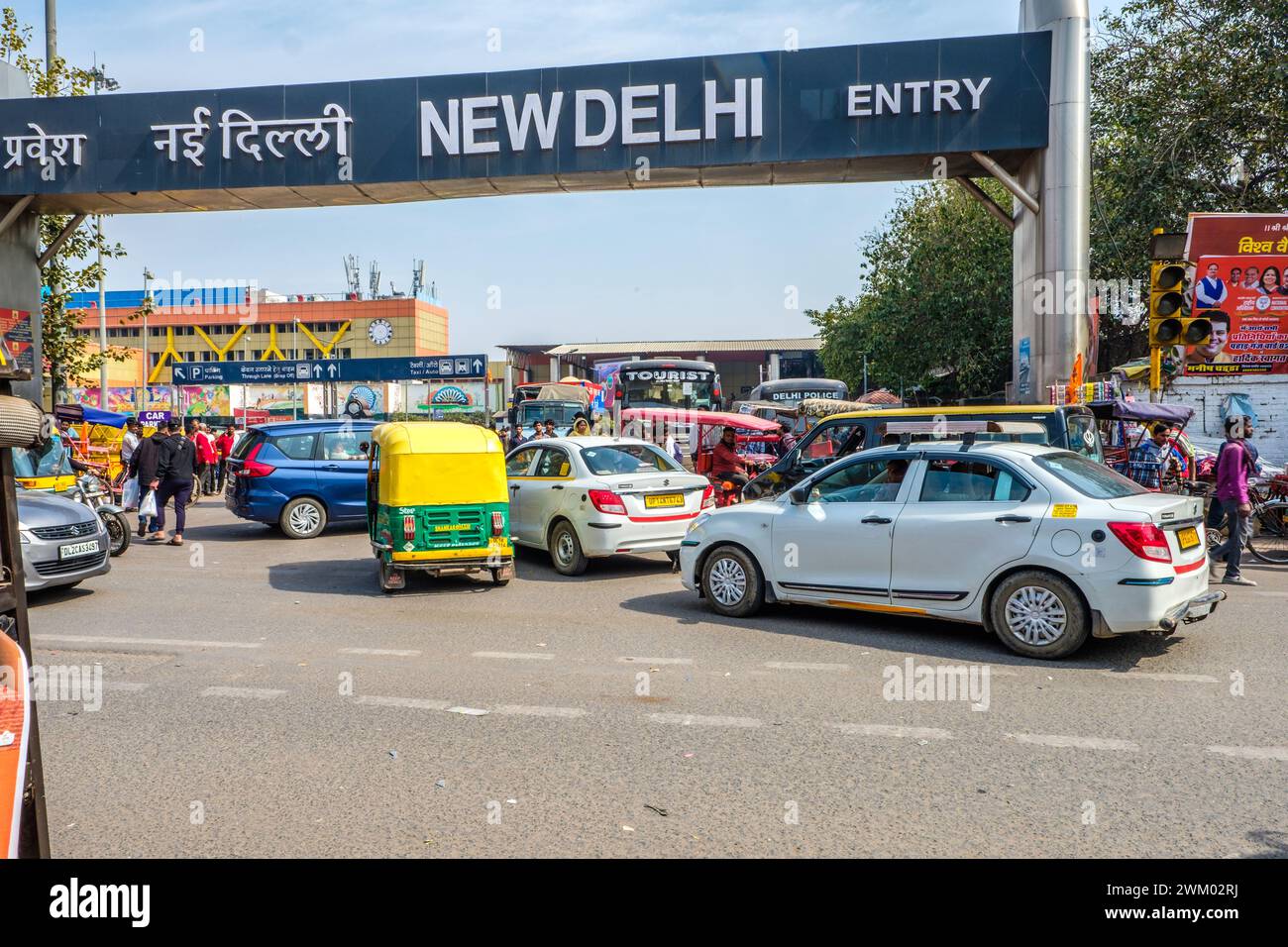 Viel Verkehr vor dem Eingang zum Bahnhof Neu Delhi, Indien Stockfoto