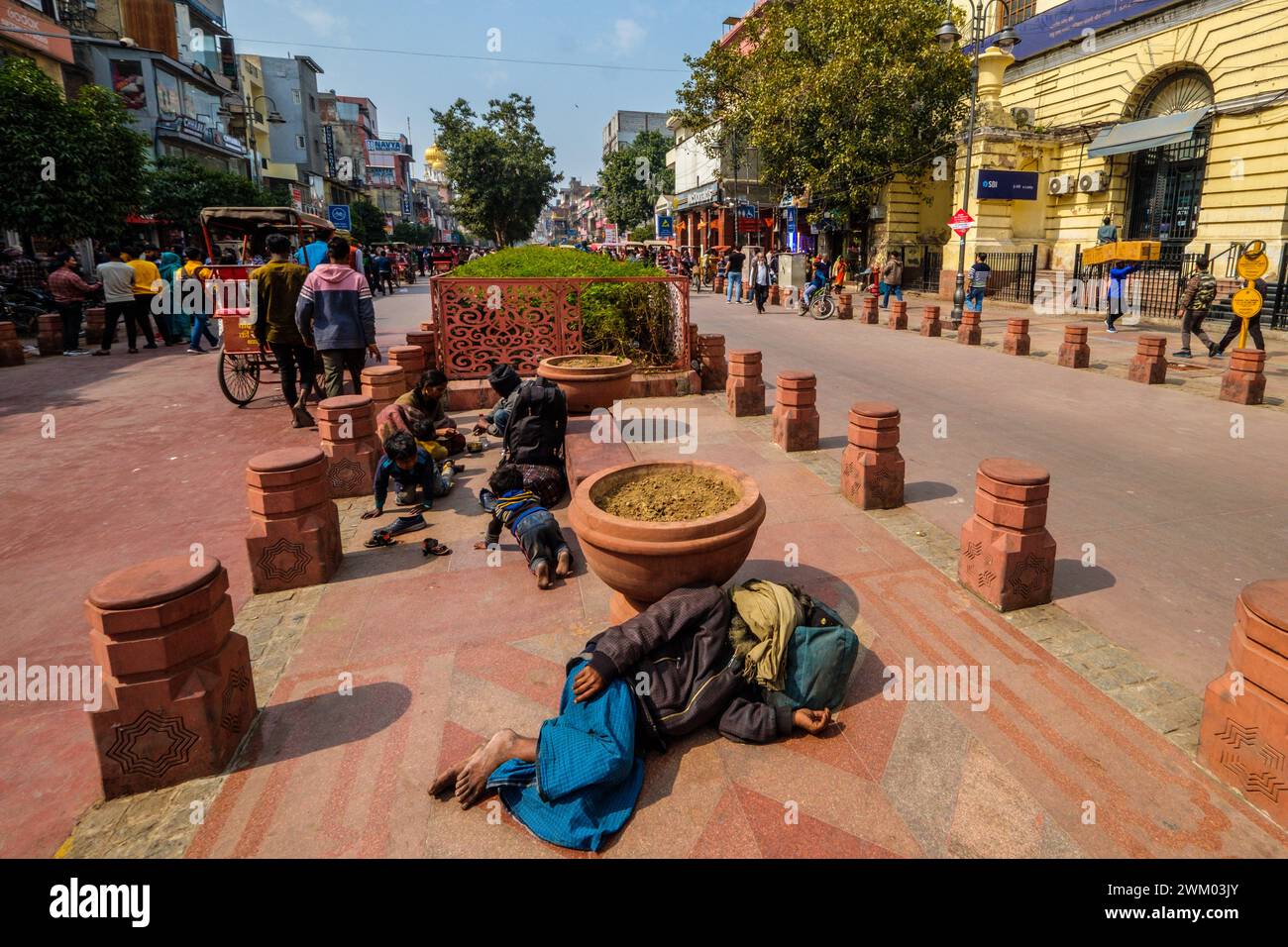 Obdachlose und arme Indianer schlafen auf der Straße in Delhi Stockfoto