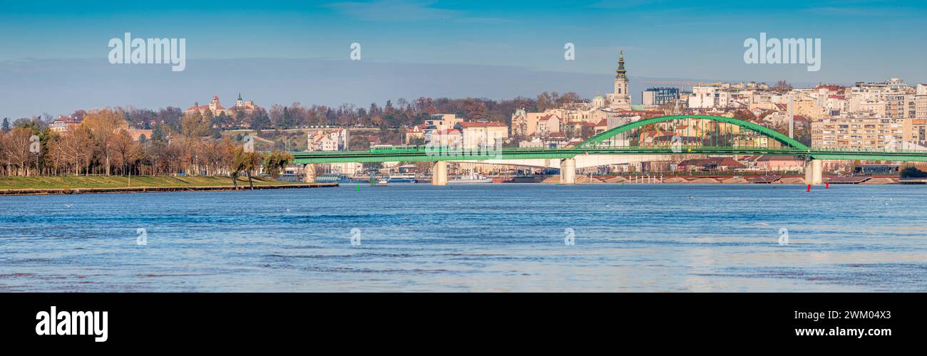 Genießen Sie sonnige Tage in Belgrad mit seiner Skyline, die von Kirchen und dem fließenden Wasser der Donau geschmückt ist. Stockfoto