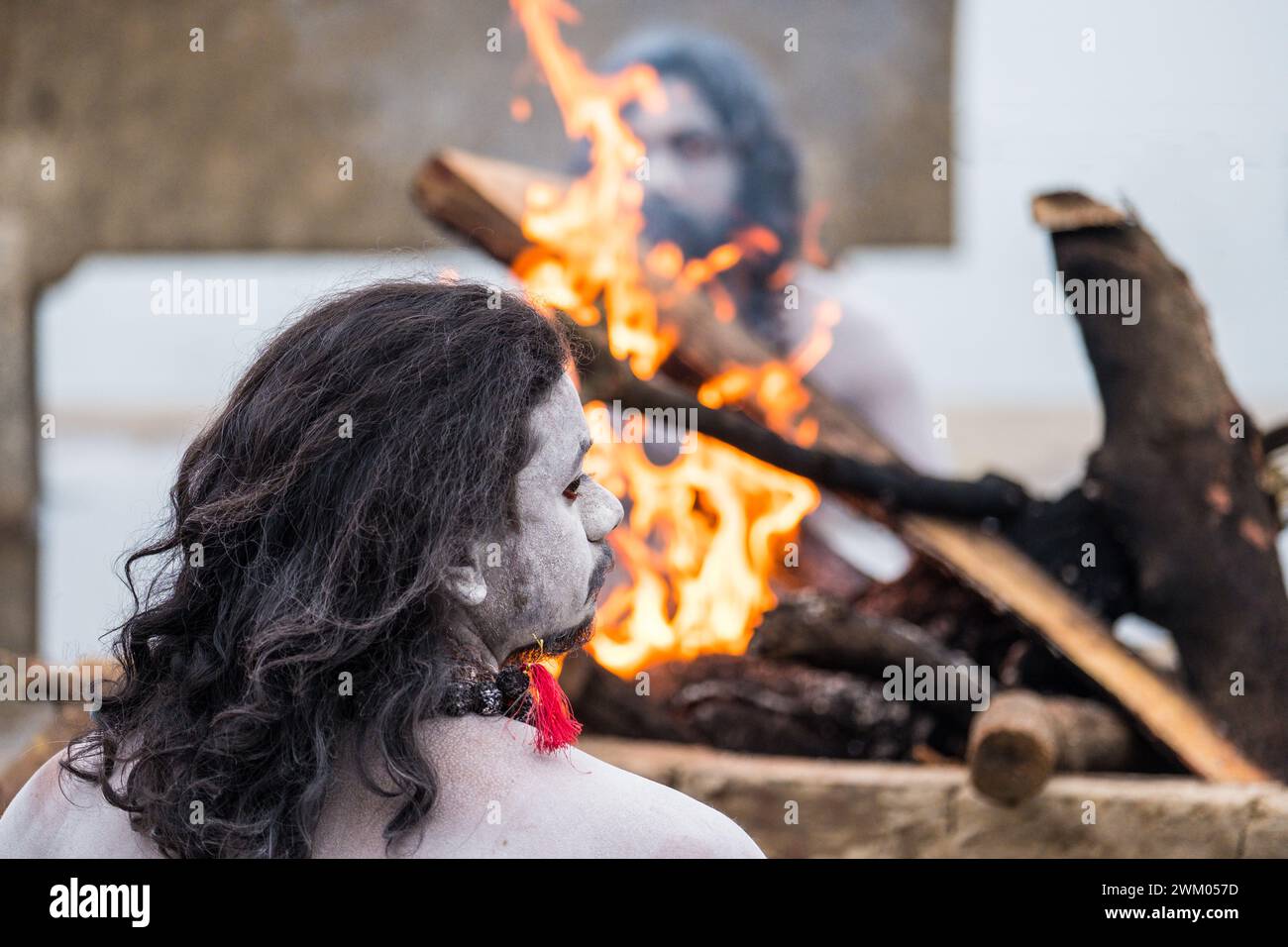 Ein indischer Sadhu / heiliger Mann in der Stadt Varanasi, Indien Stockfoto