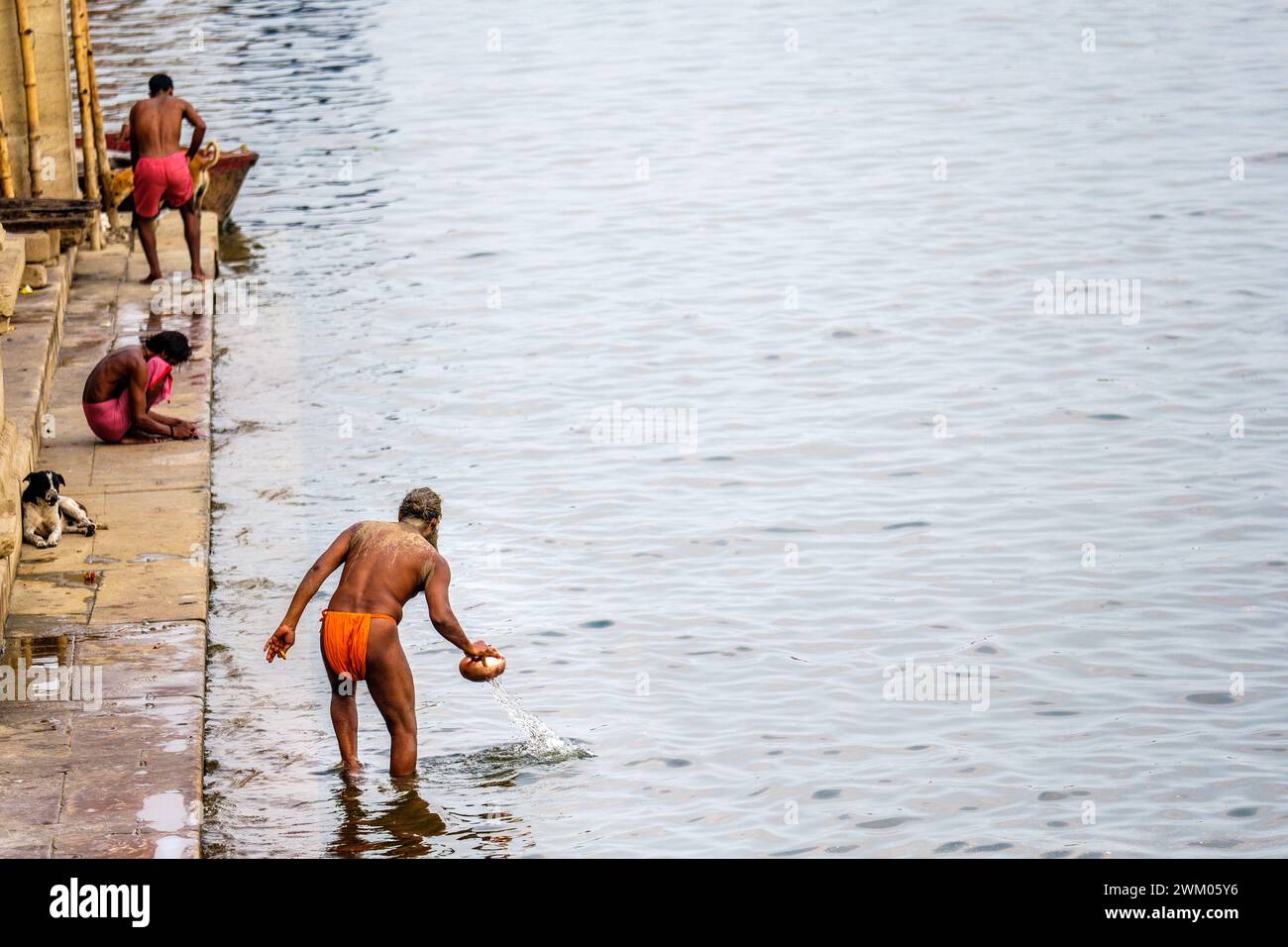 Baden im Ganges bei den Ghats in Varanasi, Indien Stockfoto