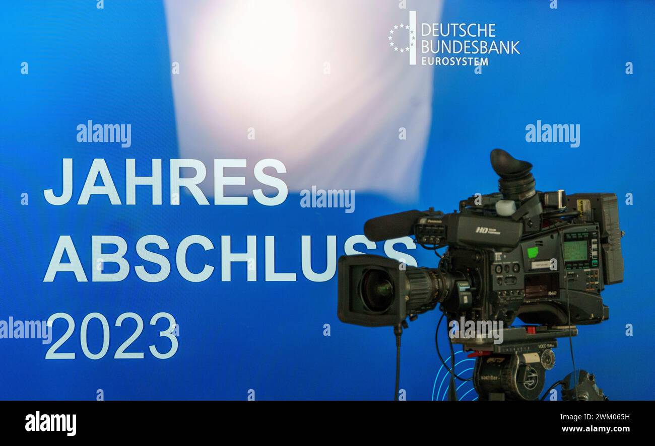 23. Februar 2024, Hessen, Frankfurt/Main: Eine Kamera steht vor einem Display mit den Worten „Jahresabschluss 2023“ während einer Pressekonferenz der Deutschen Bundesbank zum Geschäftsbericht 2023. Foto: Andreas Arnold/dpa Stockfoto