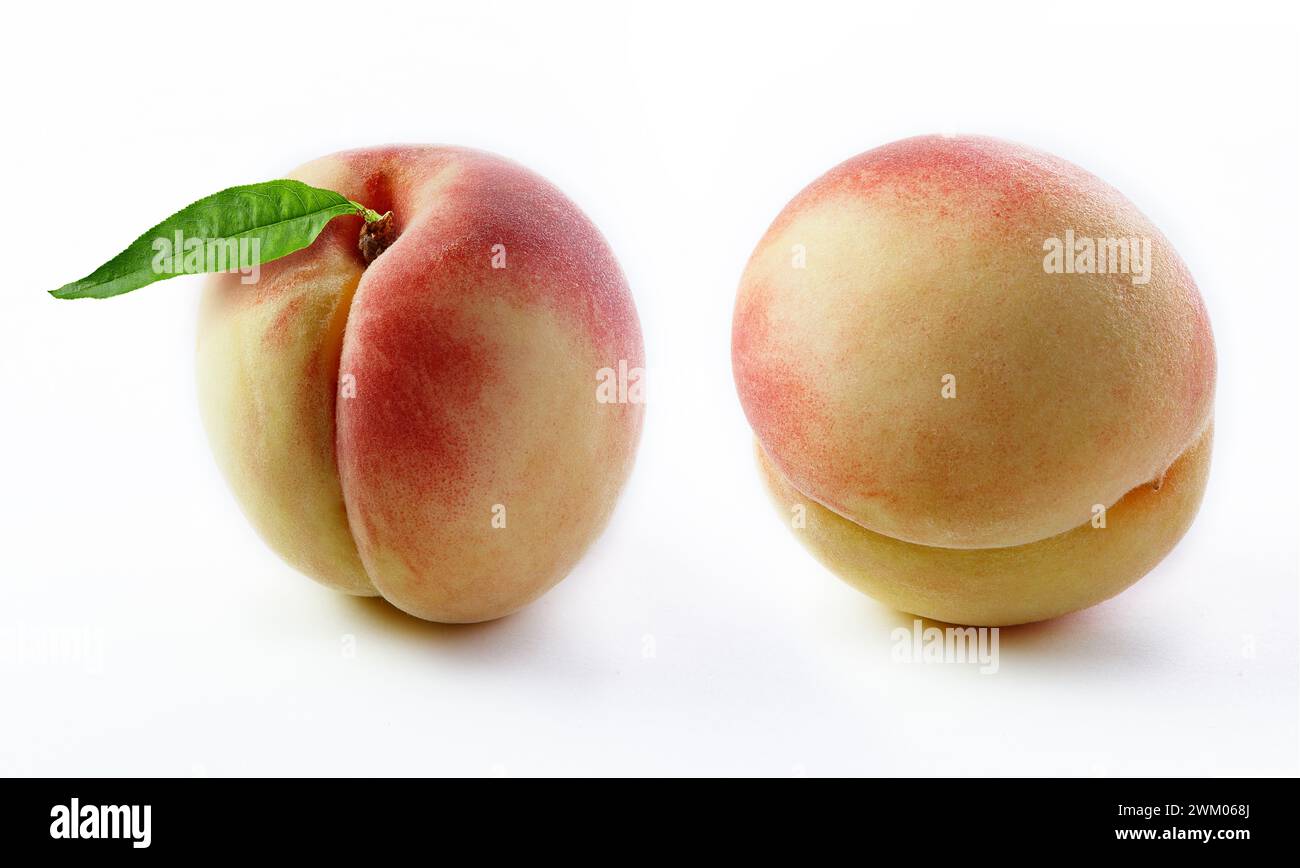 Pfirsich mit isoliertem weißem Hintergrund Stockfoto
