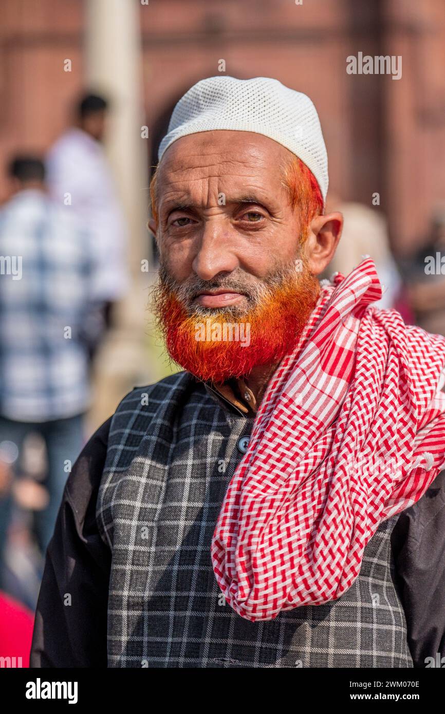 Ein rotbärtiger muslimischer Mann in der Jama-Masjid-Moschee in Delhi Stockfoto