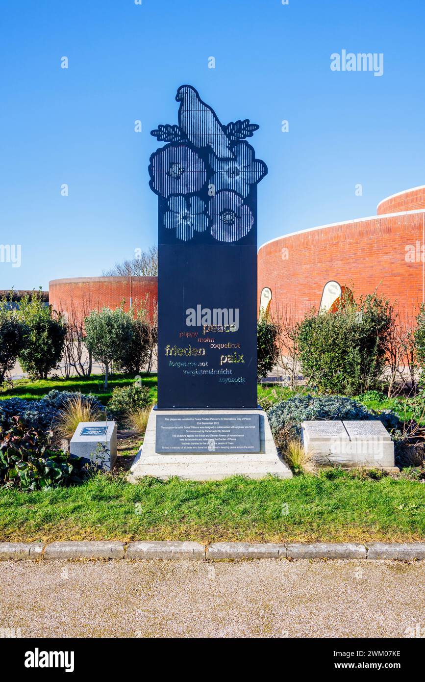 Skulptur für den Frieden Frieden Paix am 21. September 2021 in Southsea, Portsmouth, einem Ferienort an der Südküste Englands Stockfoto