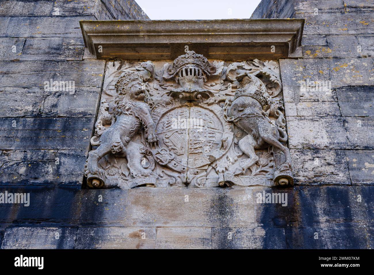 Royal Wappen von Karl II. In Southsea Castle (Burg Heinrich VIII.) in Southsea, Portsmouth, Hampshire, einem Ferienort an der Südküste an der Solent Stockfoto