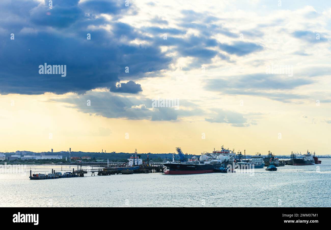 Sonnenuntergang über Gastankern und Raffinerie Esso Oil Terminal, Southampton, Hampshire, England Stockfoto