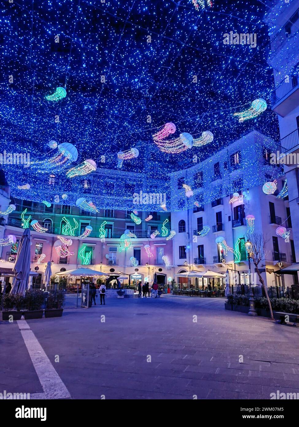 Piazza Gioia Flavio im historischen Zentrum von Salerno, geschmückt mit Weihnachtslichtern Stockfoto