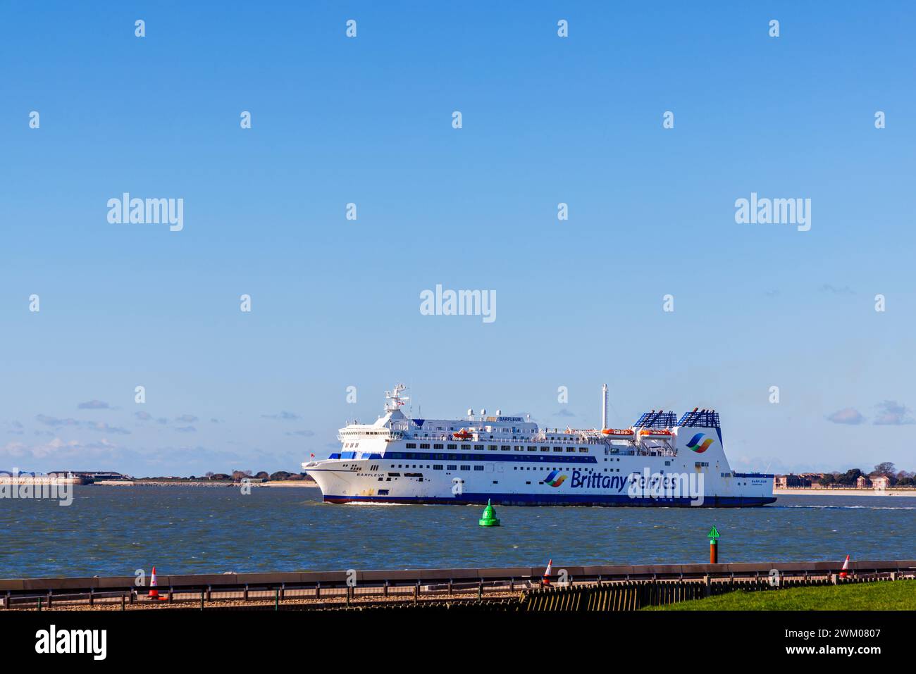 Brittany Ferries „Barfleur“, registriert in Cherbourg, unterwegs von Portsmouth, Hampshire, einem Ferienort am Solent an der Südküste Englands Stockfoto