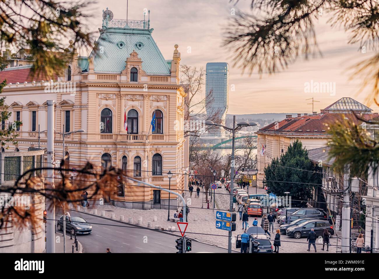 02 Januar 2024, Belgrad, Serbien: Architektonische Eleganz der Botschaft in Belgrad, ein historisches Wahrzeichen, das Kulturen mit urbaner Raffinesse verbindet Stockfoto