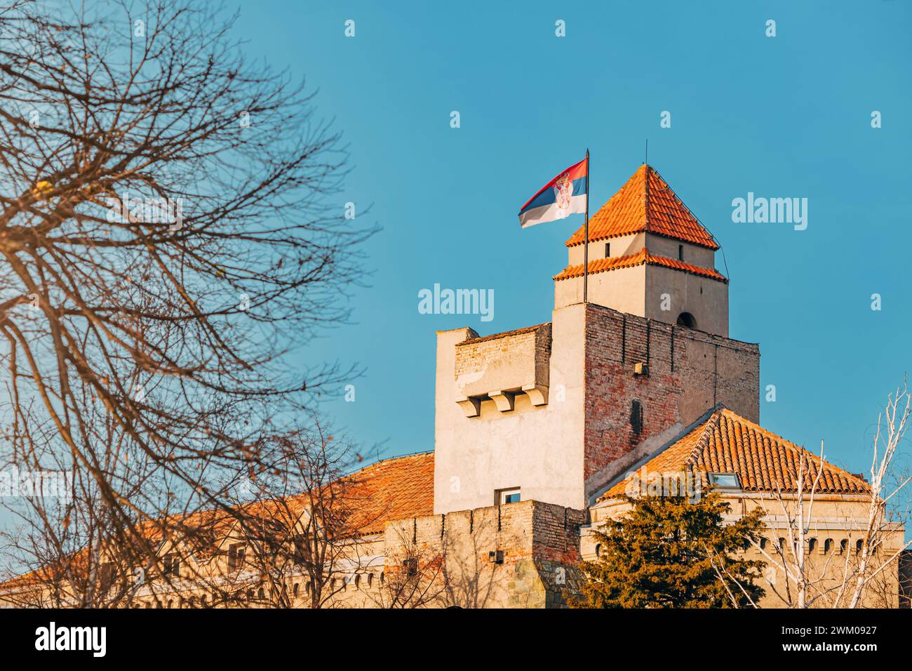 Zitadelle der Zeitalter: Die Festung Belgrad mit ihren Türmen und imposanten Mauern bietet eine fesselnde Reise durch Serbiens turbulente Vergangenheit Stockfoto