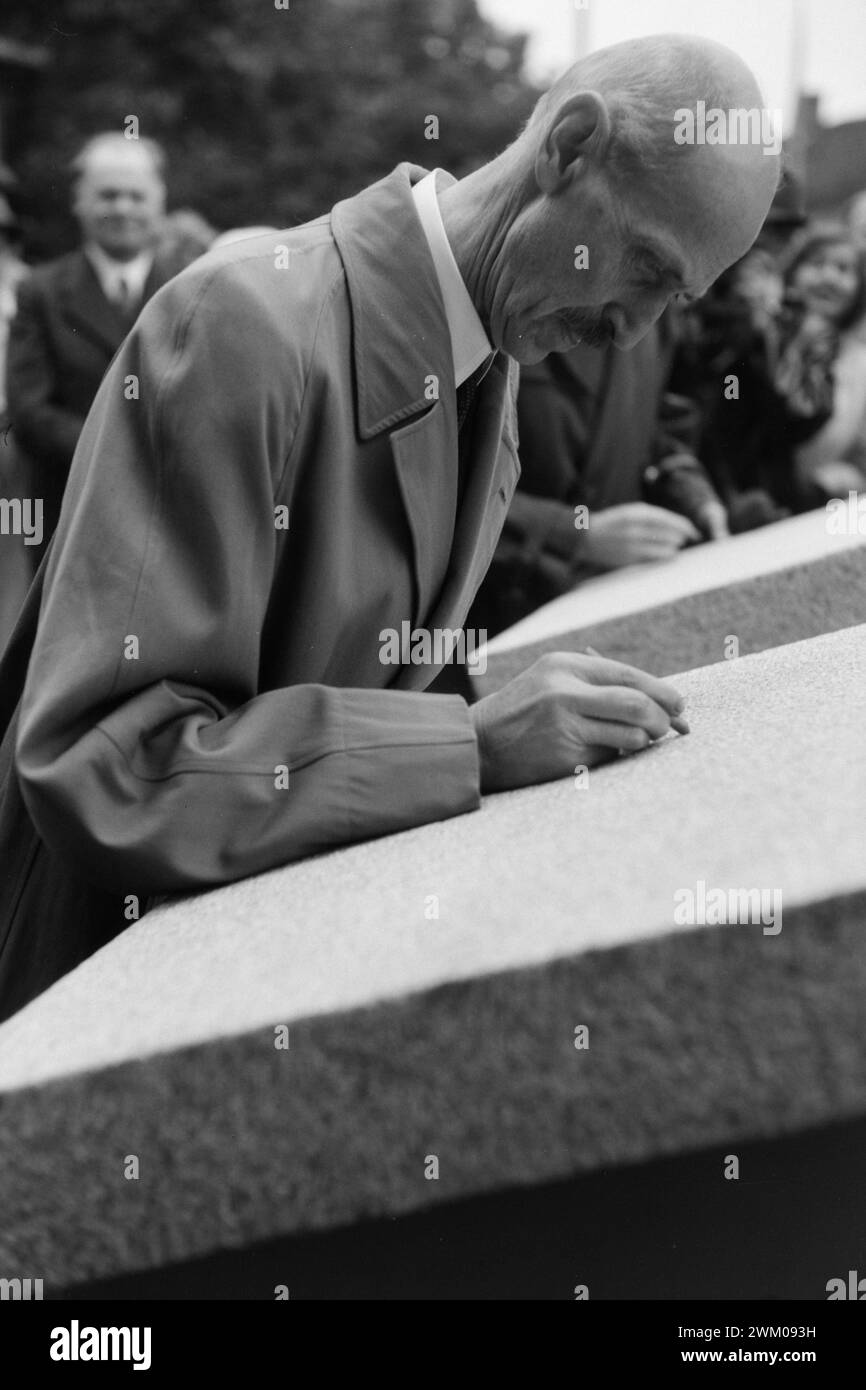 Tatsächlich 13-1946: Die Grenzgänger auf einer Party um ein Boot und eine Brücke. .Strömstad. Die Eröffnung der Svinesund-Brücke und die Enthüllung des Gedenkbootes in Nybergsund. Der König schreibt seinen Namen auf einem Granitstein Strømstad. "Aber König Haakon braucht nicht so kleine Briefe zu schreiben." Er ist på tok för ansprakslös", sagte ein Schweden danach. Foto: Th. Skotaam / aktuell / NTB ***Foto wird nicht verarbeitet*** Stockfoto