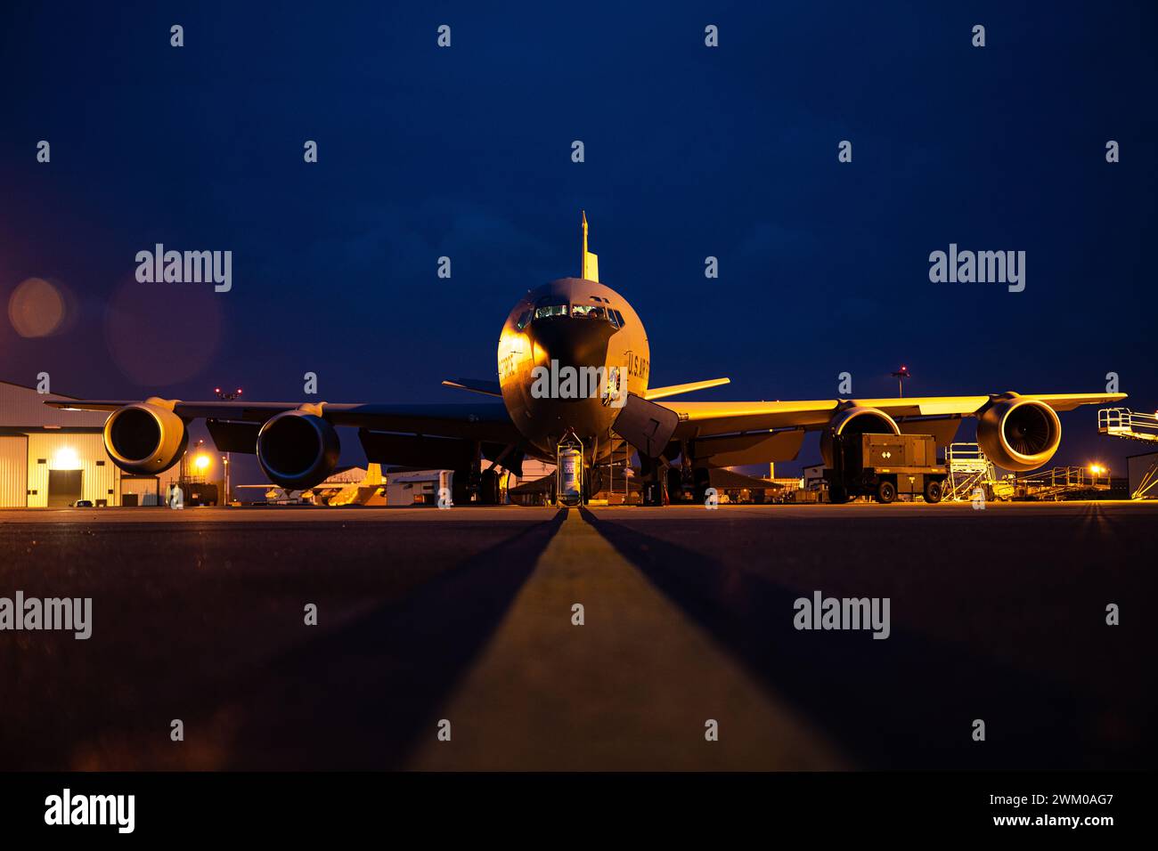 Eine KC-135 der U.S. Air Force wird am 28. Dezember 2023 in Mildenhall, England, für den Start auf der Fluglinie vorbereitet. Foto von Christopher Campbell Stockfoto