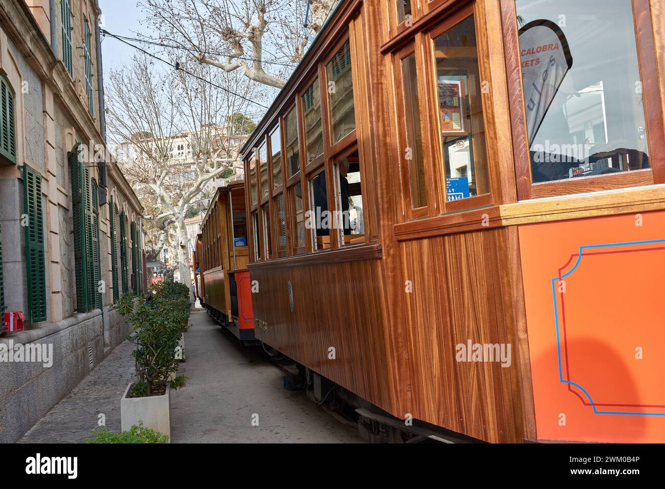 Sóller, Spanien - 23. Februar 2024: Historische Straßenbahn, die die Fahrt vom historischen Sóller nach Port de Sóller im Norden Mallorcas, Spanien, dem lin, macht Stockfoto