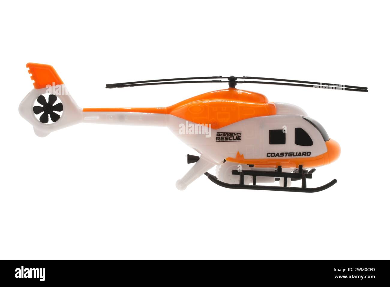Kunststoff zurückziehen und los, Spielzeug-Helikopter auf weißem Hintergrund Stockfoto