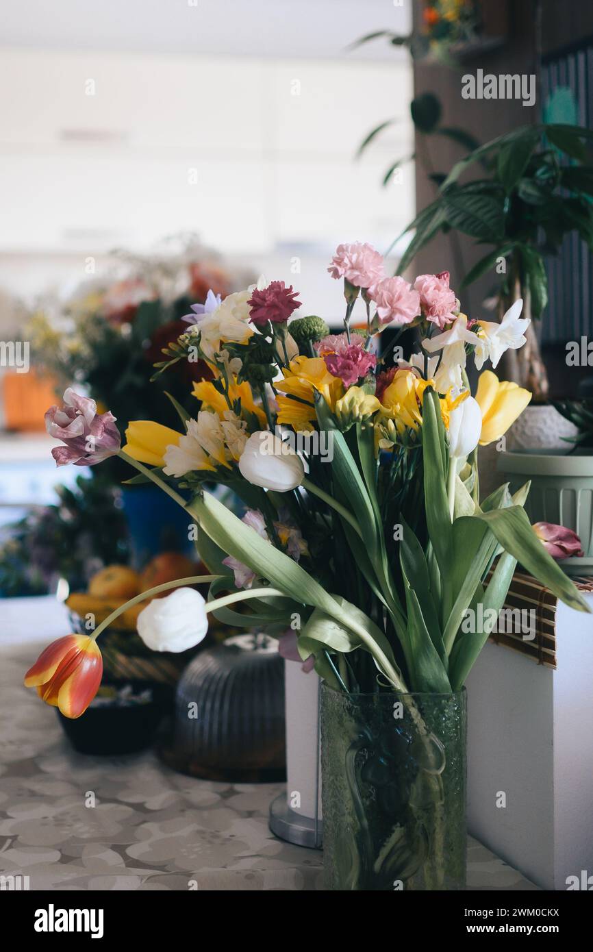 Ein Bündel Tulpen, die auf einer Tischfläche angeordnet sind Stockfoto