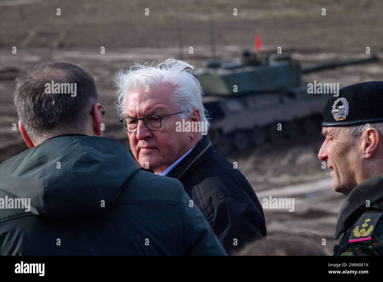 Klietz, Deutschland. Februar 2024. Bundespräsident Frank-Walter Steinmeier (M) spricht mit dem ukrainischen Botschafter Oleksii Makeiev am Rande einer Panzerübung auf dem Militärübungsgelände Klietz. Der Präsident und der Botschafter besuchten das Sonderausbildungskommando der EU-Ausbildungskommission EUMAM UA, wo ukrainische Soldaten ausgebildet werden. Auf der rechten Seite befindet sich Generalleutnant Andreas Marlow, Kommandeur des Sonderausbildungskommandos und stellvertretender Generalinspektor der Armee. Quelle: Klaus-Dietmar Gabbert/dpa/Alamy Live News Stockfoto