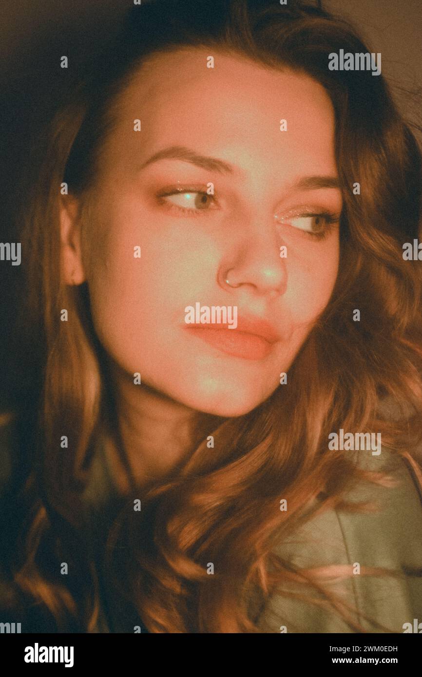 Eine Frau mit geschlossenen Augen, die sich von der Kamera abwendet Stockfoto